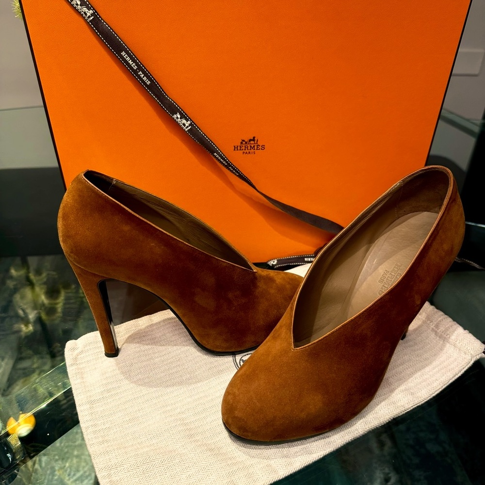 HERMÉS Classic Suede Pumps. Size 7.5